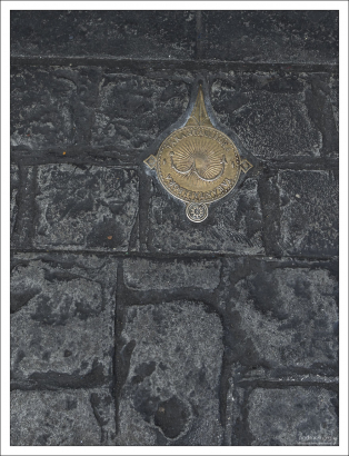 Золотые медальоны под ногами обозначают места, где можно сотворить магию.