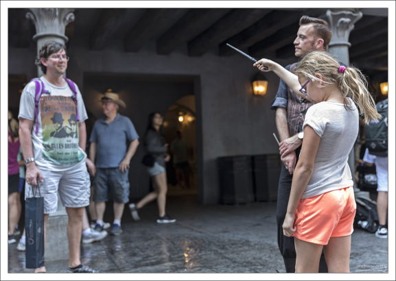 Саша готовится наложить заклятье на папу (на него выльется ведро воды :)