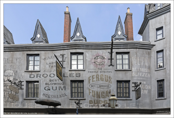 Реклама компаний, ведущих свой бизнес в Косом переулке.