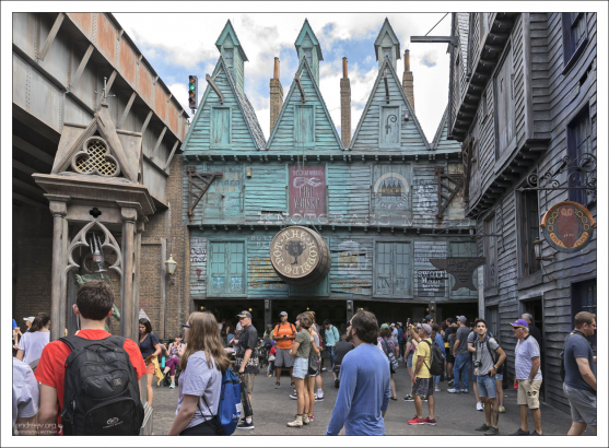 Один из тупиков в Косом переулке.