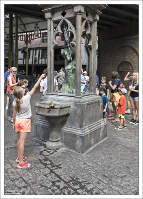 Саша в волшебном поединке с русалкой.