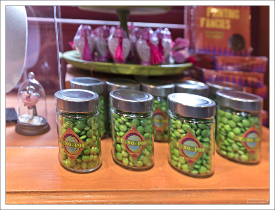 Тот-Кто-Умеет-В-Кишках-Застревать (англ. U-No-Poo) – таблетки, вызывающие запор. Драже необходимо размять и подмешать в еду или питьё того, над кем хотят подшутить.