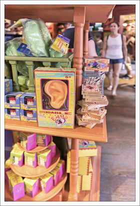 Удлинители ушей (англ. Extendable Ears, $23) – длинные тонкие полые внутри гибкие трубки телесного цвета, напоминающие по действию слуховые трубки маглов в 19-м веке.