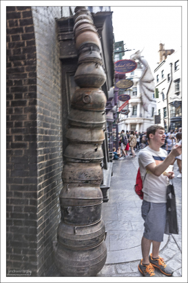 «Дырявый котёл» («The Leaky Cauldron») является старейшим пабом Лондона, и его фактический адрес – Косой переулок, дом 1.