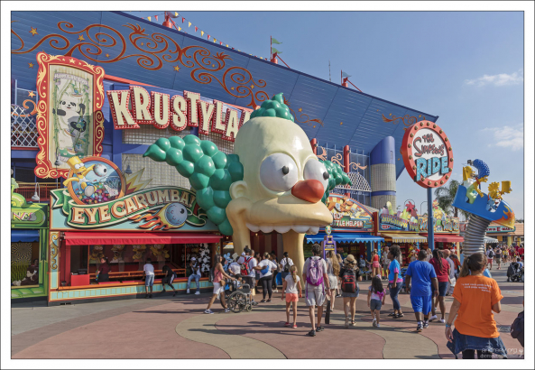 "Симпсоны" - самый длинный мультсериал в истории американского телевидения, непрерывно выходящий с 1989 года. В мае 2022 года закончилась трансляция 34 сезона сериала.