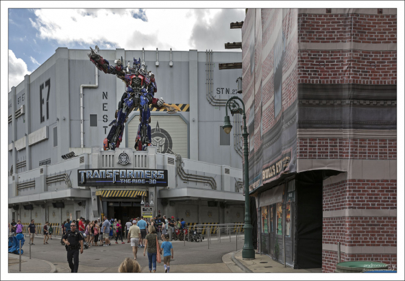 Аттракцион "Трансформеры", стоимостью US$100 million.