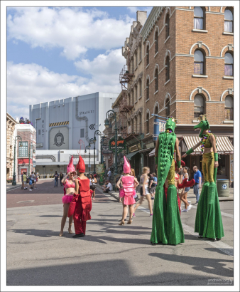 Сказочные персонажи готовятся к параду в парке Universal Studios.