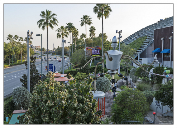 Начало променада City Walk, соединяющего парк Universal Studios с парковкой.