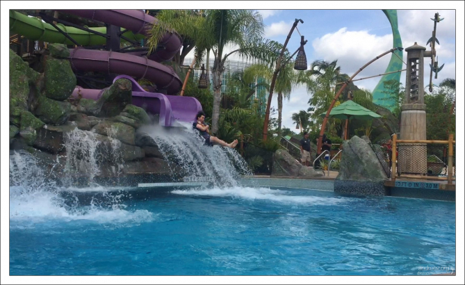 Горка Oh-yah and Oh-no Drop Slide. Только для сильных пловцов - в конце вылет с большой высоты в бассейн, глубиной 3 метра.