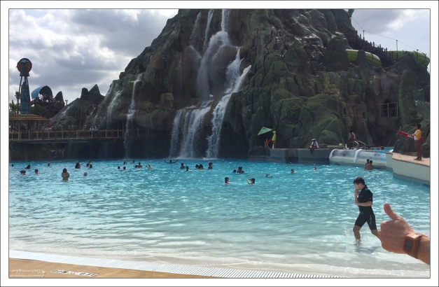 Пляж Ватури - Waturi Beach в парке Volcano Bay.