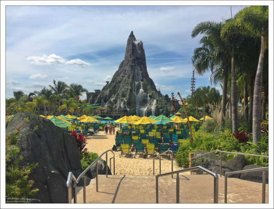 Искусственный вулкан Кракатау, высотой 200 футов (61 м), в тематическом аквапарке Volcano Bay.