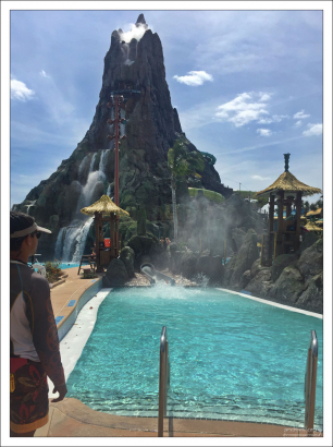 Бассейн, куда вылетают люди после аттракциона Ko’okiri Body Plunge.