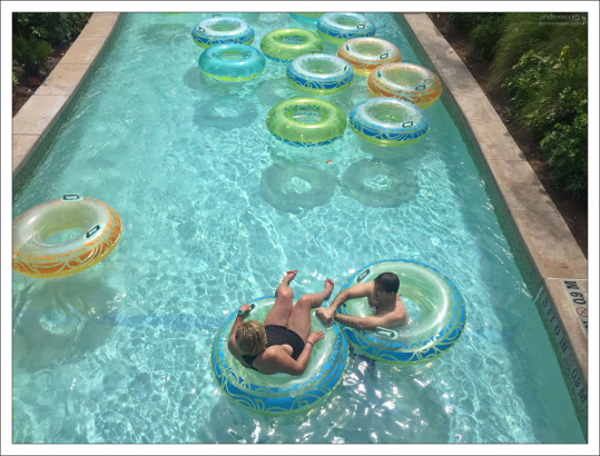 Ленивая река Kopiko Kai Winding River - аттракцион для тех, кто хочет расслабиться на тюбе.