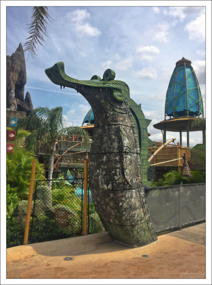 Декорации в парке Volcano Bay.