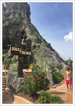 Вход на горку Kala & Tai Nui Drop Slides. Спуск с высоты 38 метров, через прозрачную капсулу с открывающимся люком (всегда неожиданно; вопли раздаются знатные :)