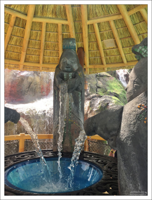 Питьевой фонтанчик в парке Volcano Bay.
