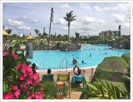 Бассейн у подножия вулкана Кракатау.