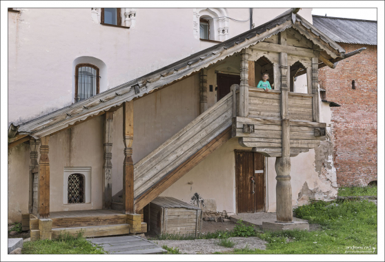 Крыльцо в Здании Судного и Духовного приказов - историческом здании на территории Новгородского кремля.