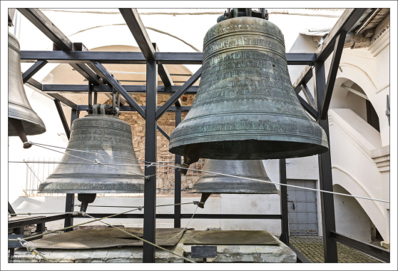 Экспонаты выставки «Древние колокола Великого Новгорода».