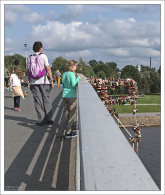 На пешеходном ("горбатом") мосту через реку Волхов.