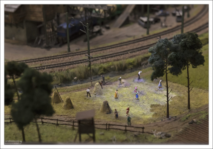 Сенокос.
Для создания эффекта объёмной травы применяется электромагнитное поле, которое позволяет добиться вертикального роста травинок.