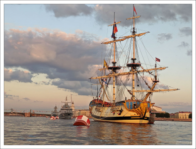 Копия "Полтавы" - русского 54-пушечного парусного линейного корабля 4 ранга, спущенного на воду в 1712 году со стапеля Санкт-Петербургского адмиралтейства.