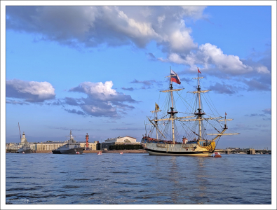 "Полтава" и малый ракетный корабль "Ураган" за Дворцовым мостом.