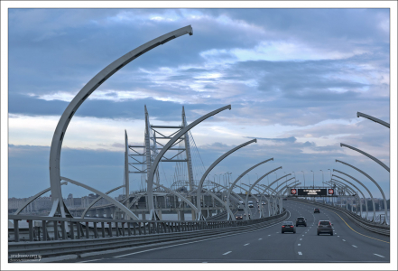 Информационное табло над дорогой при подъезде к Васильевскому острову.