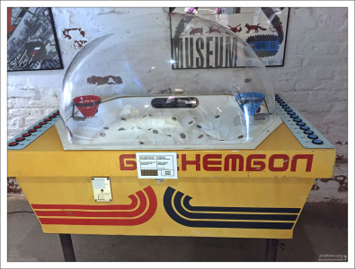 "Баскетбол 1988".
Особенность заключается в том, что каждая лунка управляется сразу обоими игроками. Именно поэтому важно среагировать быстрее.