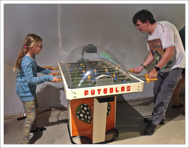 Футбольный автомат.
Почему “Futbolas”, а не футбол? Все просто — автомат выпускали на заводе «Сигма» в Вильнюсе, отсюда и узнаваемое название.