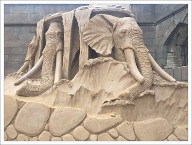 Три слона с тяжелой ношей.