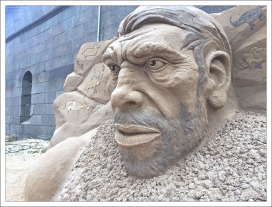 Пещерный человек из палеолита.