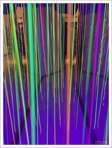 «Волшебный лес» - зеркальный зал с люминесцирующими нитями. Их очень здорово собирать в пучки.