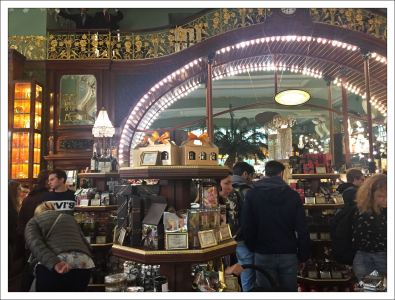 Дом торгового товарищества «Братья Елисеевы» (Елисеевский магазин) на углу Невского проспекта и Малой Садовой.