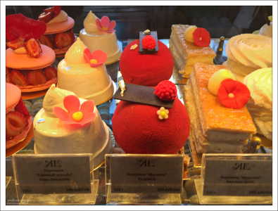 Очень красивые пирожные в ассортименте.