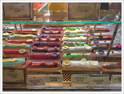 Эклеры и этикетки на трех языках.