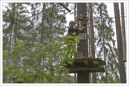Саша на трассе с непрерывной страховкой в веревочном парке "Гринвальд".
