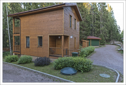 Семейный двухэтажный коттедж на 8 человек на базе "Илоранта".
Вид на лесное озеро, площадка для барбекю с мангалом и садовой мебелью, открытые террасы на первом и втором этажах, уютная планировка.