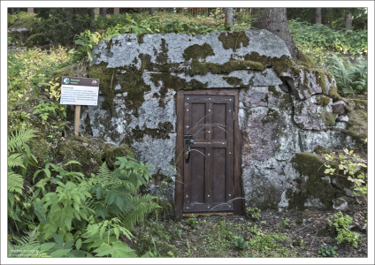 Финский ледник - прообраз современного холодильника.
Зимой местные жители скалывали на озере лед, закладывали в ледник, и засыпали опилками. Вплоть до следующей зимы лед не таял.