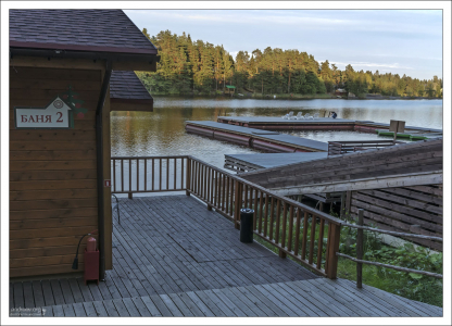 На базе построены четыре дровяные русские бани, вместимостью до 8 человек каждая.
Все бани расположены прямо на берегу, поэтому в любое время года можно окунуться в озеро прямо после парилки.
Предоставляются ароматические масла, банные шапки, рукавицы, дубовые веники и банные простыни.