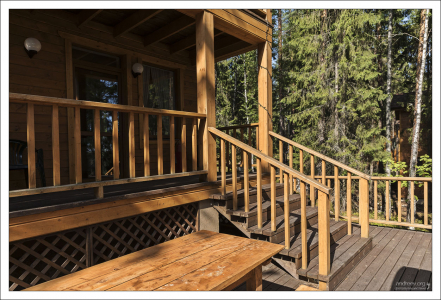 Лестница на террасу в арендованном коттедже.