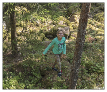 Саша собирает голубику на турбазе.