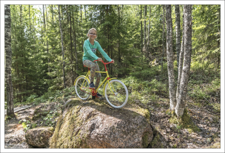 По камням на велосипеде.