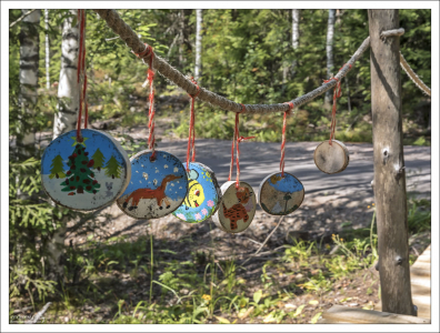 Деревянные медальоны, раскрашенные детьми на мастер-классе.