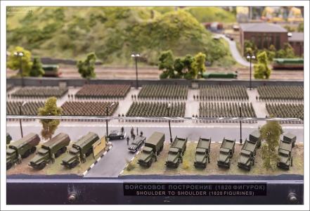 Наземный транспорт представлен легковыми и грузовыми автомобилями разных типов: трамваями, автобусами, железнодорожными поездами, образцами сельскохозяйственной, строительной и военной техники. У посетителей есть возможность самостоятельно запускать движение на макете благодаря интерактивным кнопкам, расположенным по периметру макета.