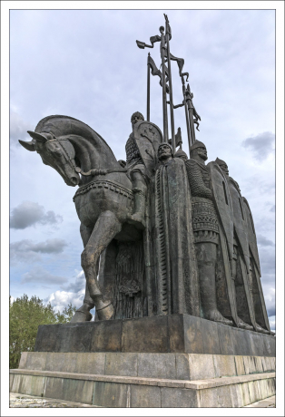 Памятник "В память о Ледовом побоище" на горе Соколиха посвящен подвигу Александра Невского и русских воинов, победивших в 1242 году на Чудском озере тевтонских рыцарей.