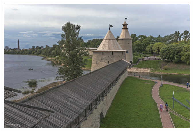 Вид с крепостной стены Крома на место слияния рек Пскова и Великая.