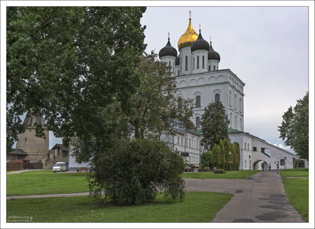 Свято-Троицкий кафедральный собор.
Внутри иконостас из 7 рядов - большая редкость для России.