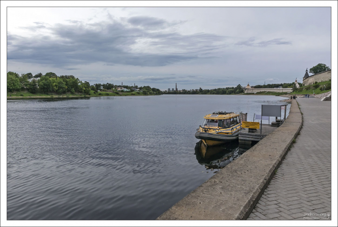 Акватакси - прогулки по реке Великой за 600 рублей.