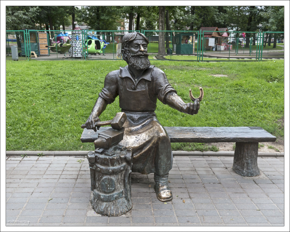 Памятник Псковскому скобарю находится на Октябрьском проспекте. Открыт 26 июля 2014 года ко Дню города в Детском парке Пскова, в рамках празднования 1111-летия первого упоминания города в летописи.
Раздает счастье даром посредством подковы (нужно потереть и загадать желание).